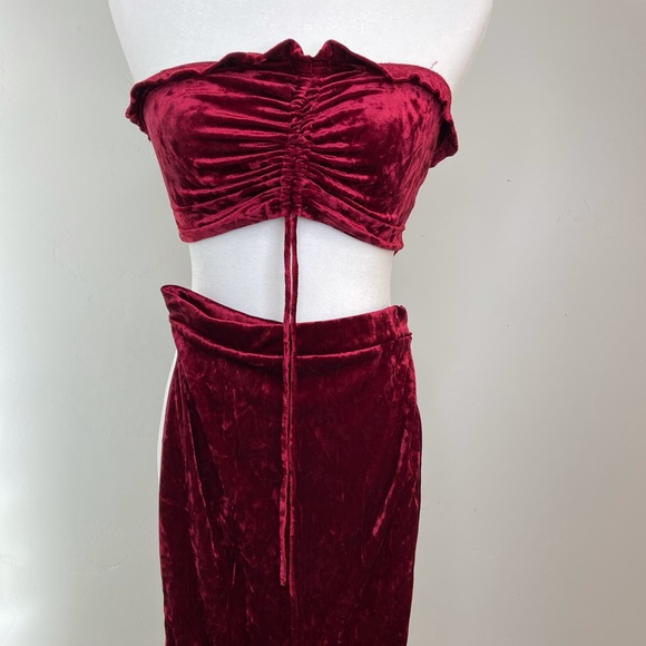 Two piece velvet red skirt and crop top - Picture 2 of 5